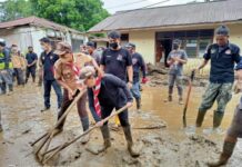 Vasung Pimpin Satgas Pramuka Peduli Bantu Masyarakat Korban Banjir Bandang Mitra.